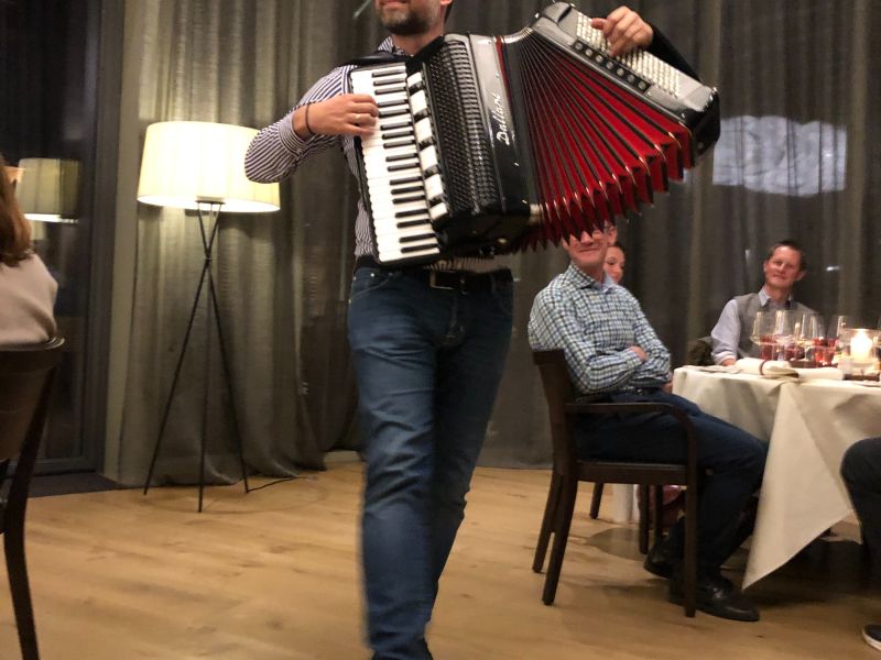 Goran Smitran, virtuos Akkordeon spielender Manager an unserer literarisch-musikalisch-kulinarischen Nacht am 23. Oktober 2021